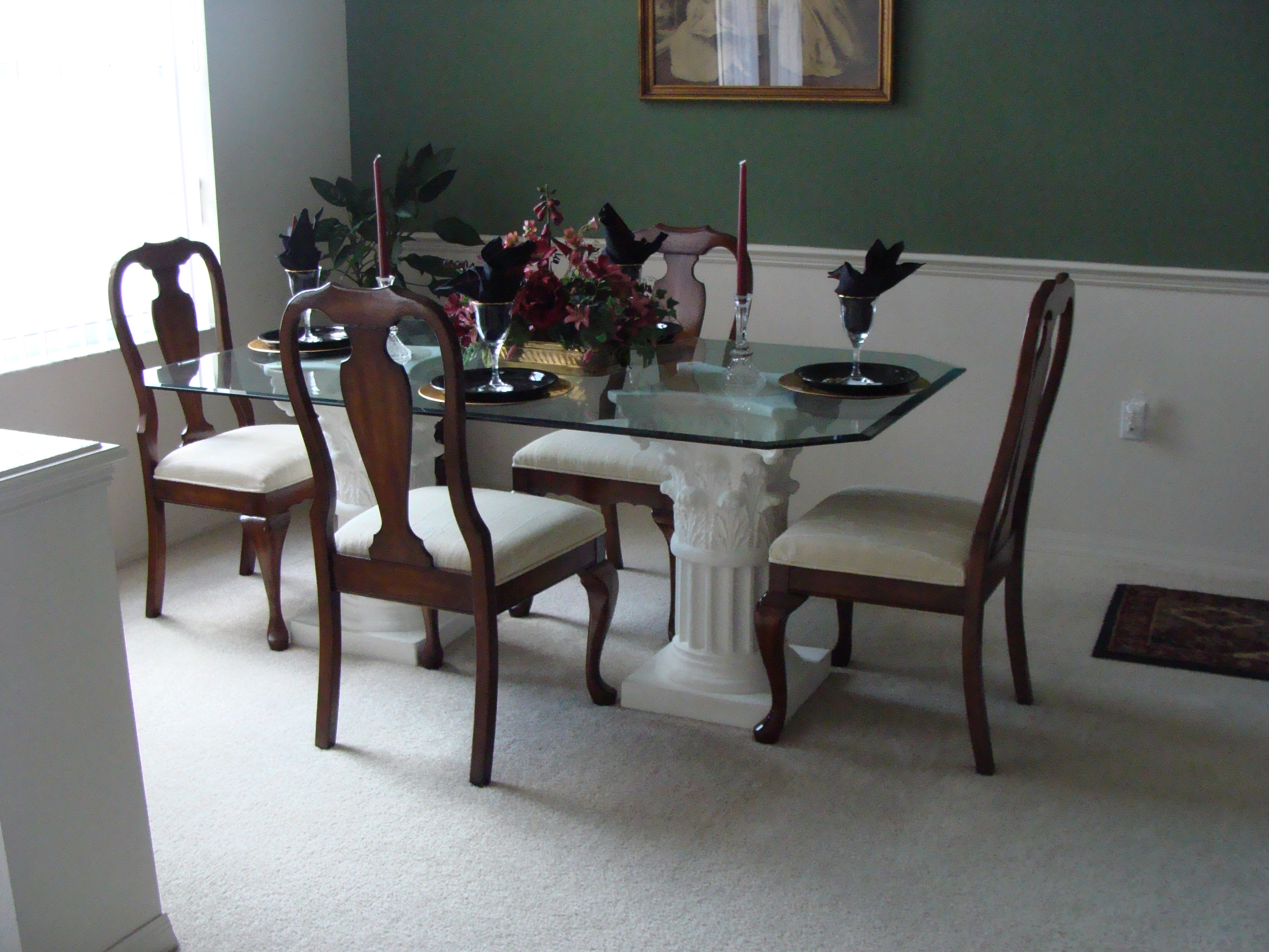 trinity2/pedestaldinningroom.jpg